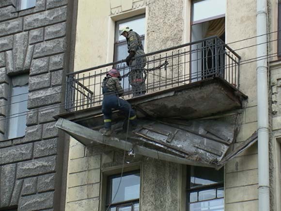 С дома напротив зоопарка упал балкон - недвижимость - новост.
