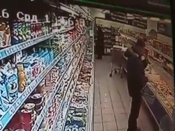 В Петербурге контрактник выпил бутылку самбуки прямо в магазине
