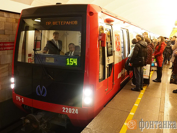 Очевидцы: В петербургском метро утренние пробки