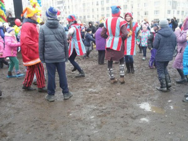 Жители Колпино возмутились "грязной Масленицей" от муниципалов