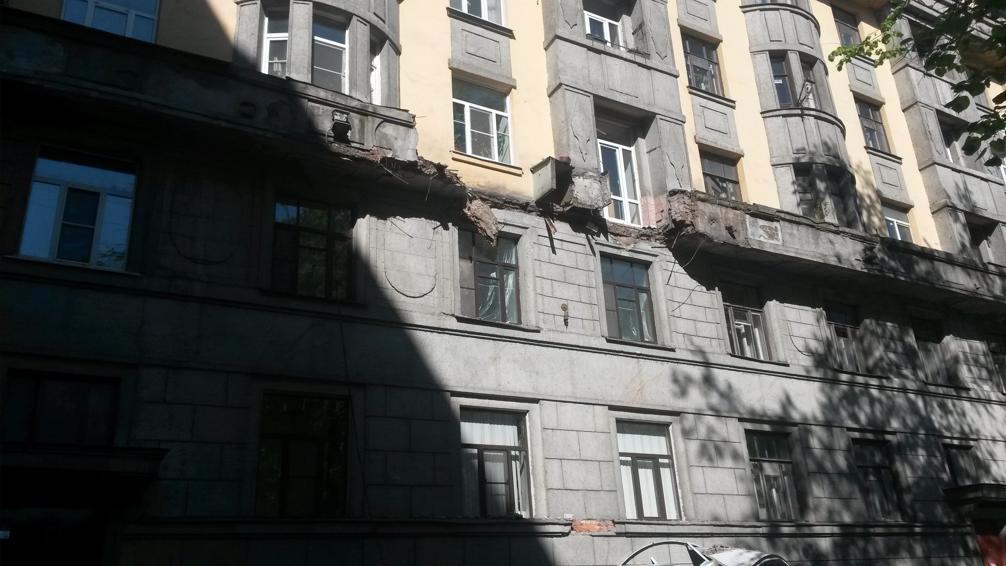 В петербурге на припаркованные машины упал балкон жилого дом.