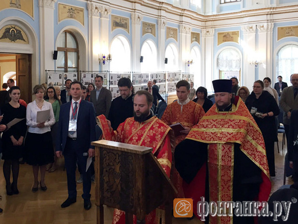 "И мертвых предков призвать на выборы"