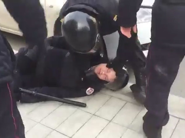 В ходе протестной акции в Москве пострадал сотрудник полиции