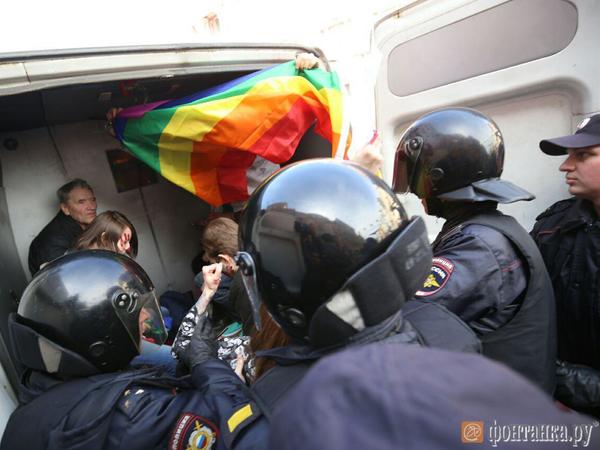В Петербурге ЛГБТ-активистов задержали за акцию с девизом «Кадырова в Гаагу»