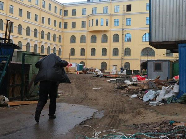 Музыкальная пауза на Театральной заканчивается