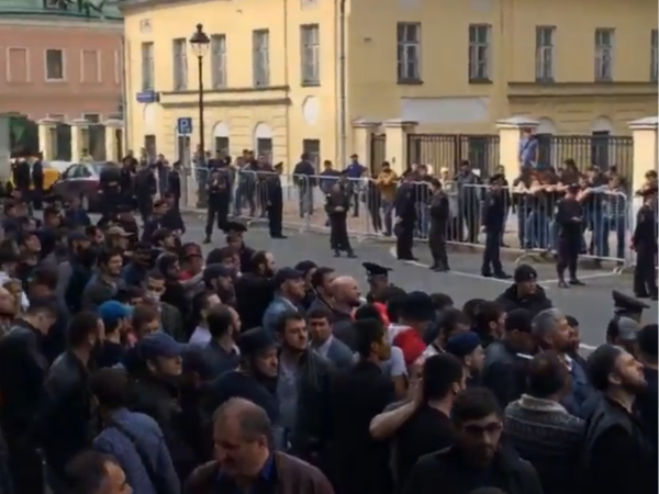 В Москве у посольства Мьянмы собрался стихийный митинг мусульман