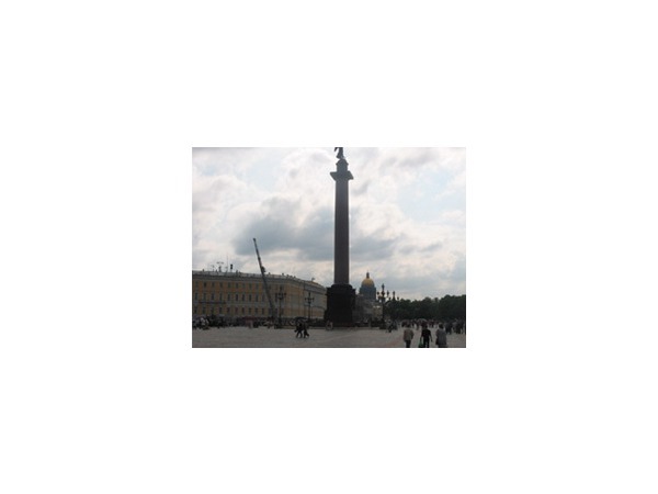 Дворцовая площадь отметит праздник без Петра I?