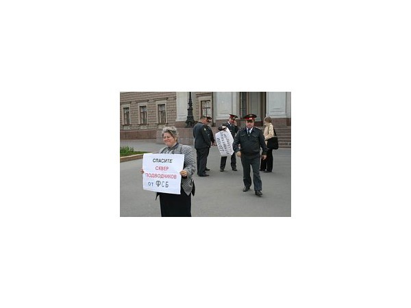 Сквер Подводников — «КамАЗы» против «живой цепи»