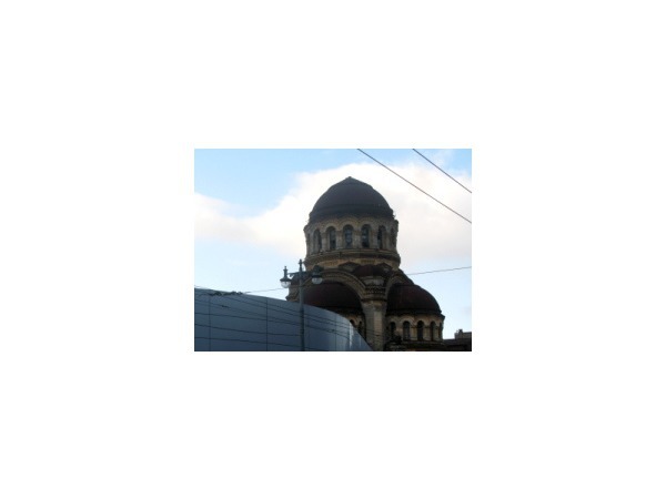 Автосалон потеснил церковь