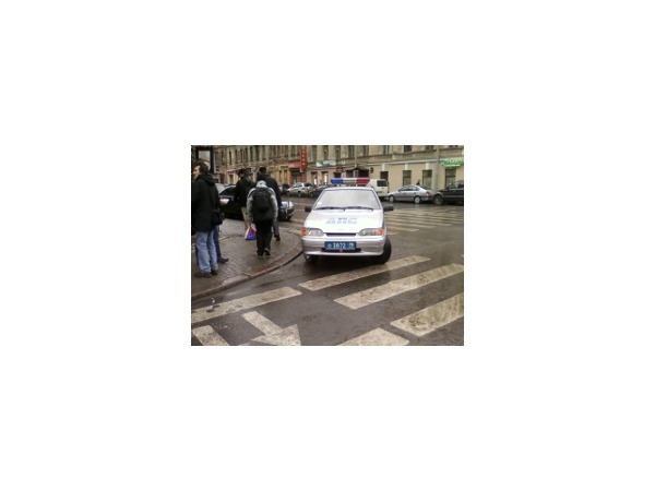 Очевидец: Машина ДПС паркуется на пешеходном переходе, грубо нарушая ПДД