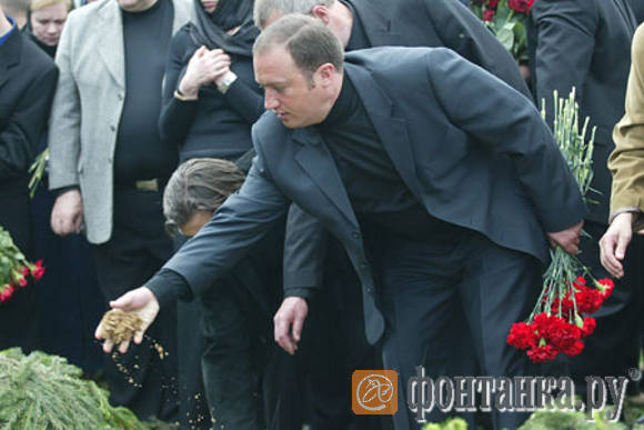Депутат Госдумы Денис Волчек у могилы Константина Яковлева