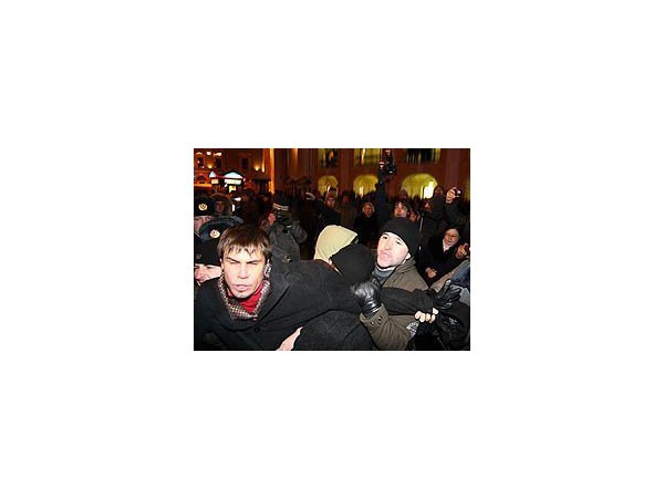 Несогласному пять милиционеров в помощь