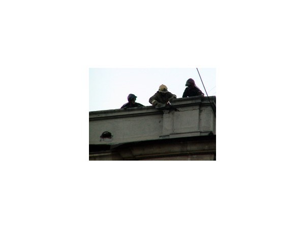 На Большом проспекте с дома 32 обвалилась штукатурка