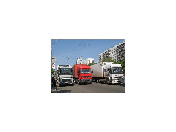 Смольный грузовикам: отдай пропуск