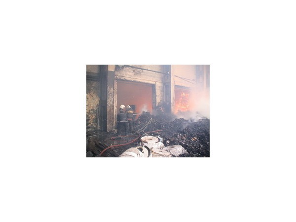 На шоссе Революции горел завод слоистых пластиков