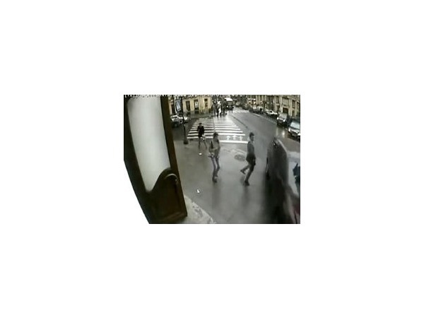 Видео аварии на Невском, где пешеход чудом спас себе жизнь, попало на YouTube
