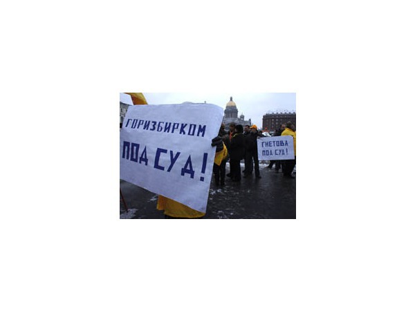 Оксана Дмитриева первой начала одиночное пикетирование ЗакСа в знак протеста против итогов выборов