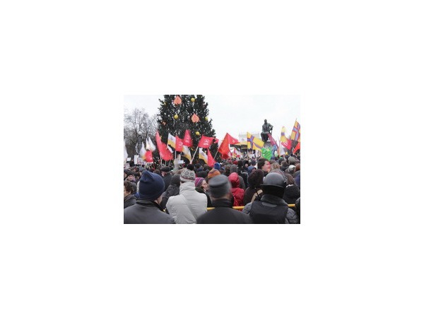 На Пионерской площади проходит митинг "За честные выборы"
