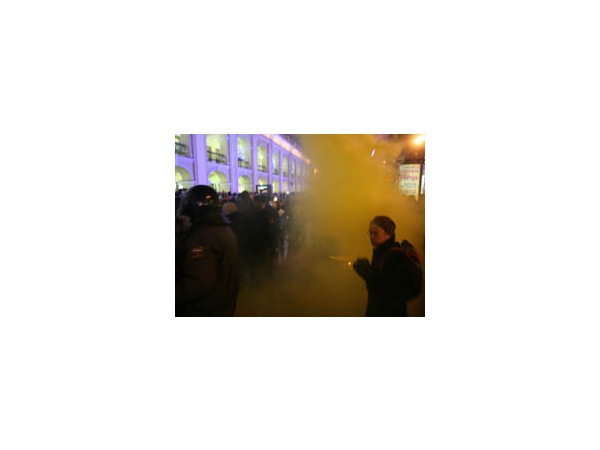 На Гостином дворе зажгли дымовую шашку — полиция начала действовать жестко