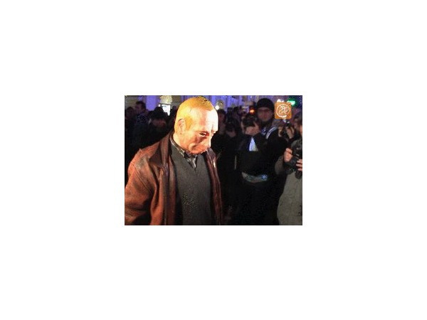 Человек в маске Владимира Путина пришел к Гостиному двору
