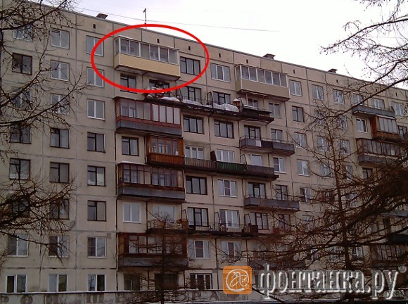 Лоджия, с козырька которой упал лёд.