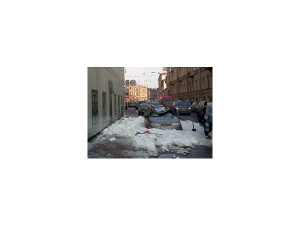 На Шпалерной глыбы льда разбили припаркованные машины