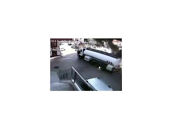 Водитель, спасая людей, отогнал горящий бензовоз с автозаправочной станции