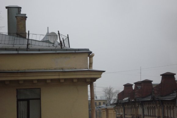 Карниз, с которого сорвалась льдина. Фото пресс-службы администрации Центрального района.