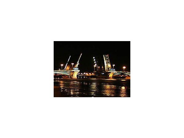 В Петербурге начали разводить мосты