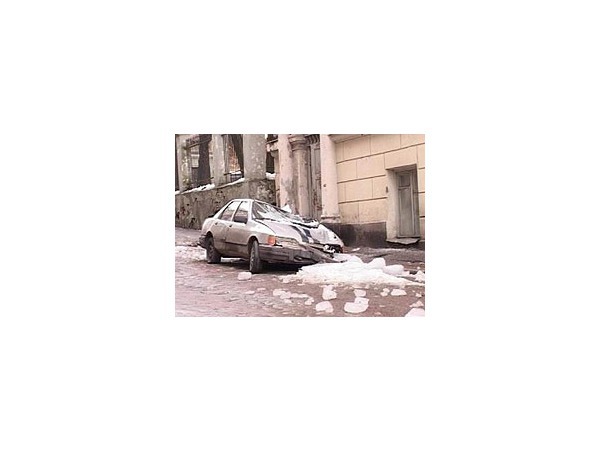 Автомобиль ГУВД утонул в прошлогоднем снегу