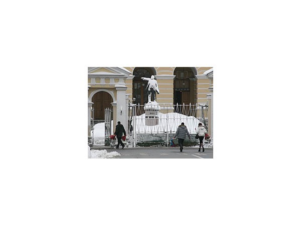 Мужчины Петербурга, нарушая запрет губернатора, поздравляют чиновниц цветами
