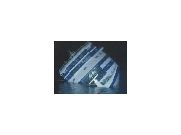 Пассажиры Costa Concordia просят о помощи