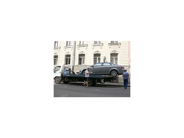 Закон о платной эвакуации машин пошел под суд