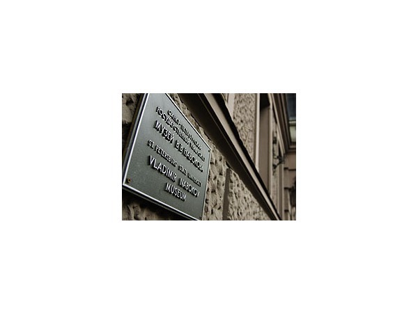 Набокова решили выжить из Петербурга с помощью бутылки и цитат из Библии