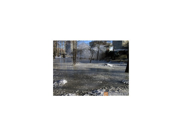 На Октябрьской набережной устраняют вытекание на трубопроводе