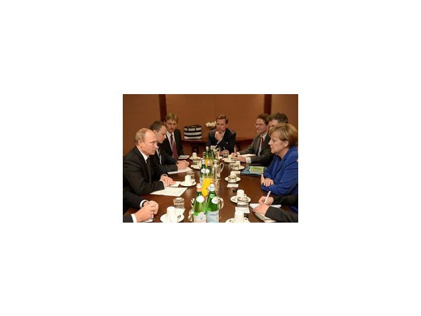 Путин и Меркель на встрече в Милане 2,5 часа обсуждали "украинский вопрос" и другие темы, однако расхождения во взглядах между политиками по-прежнему налицо