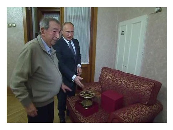 Путин подарил Примакову примус - а что подарят Путину?