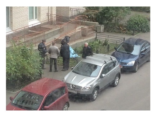 Молодая женщина выпала из окна высотки в Кировском районе Петербурга