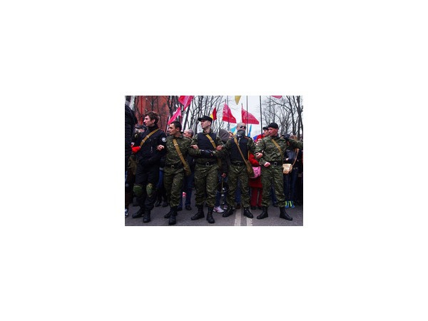 Антон Раевский в центре