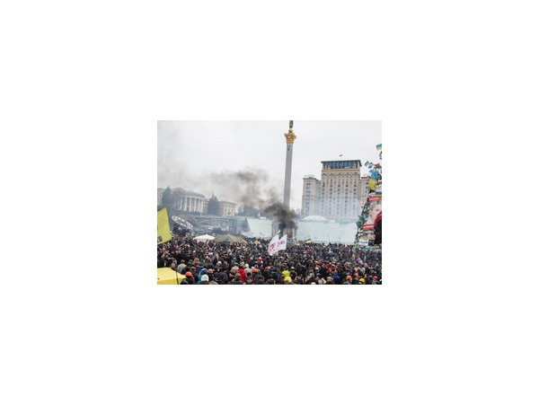 Активисты партии "Свобода" устроили митинг и забросали шашками и шумовыми гранатами здание Рады в Киеве, так как в парламенте не утвердили закон о бойцах УПА