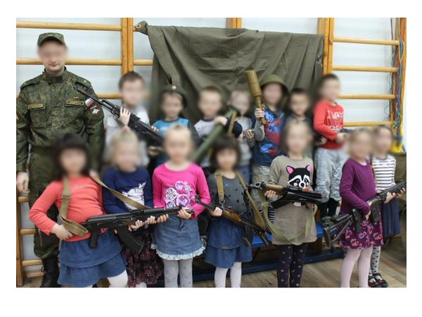 "Фонтанка" ищет детский сад, в котором устроили "День ополченца" с оружием