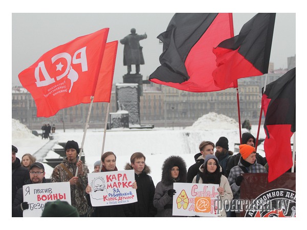 Сотрудники "Карлс Джуниор" на митинге в Петербурге вспомнили Карла Маркса