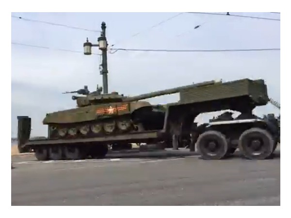 Техника петербургского парада Победы