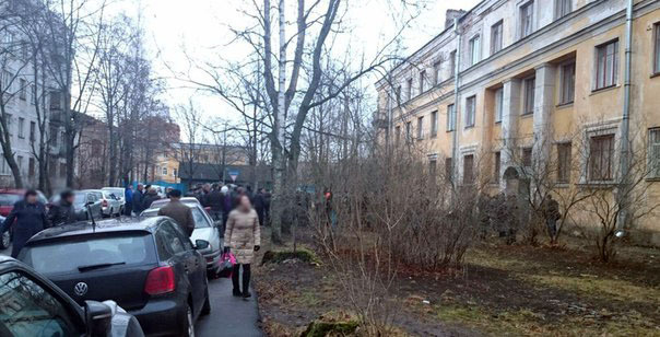Очередь за зарплатой в подразделение «Нордэнерго» в Ломоносове