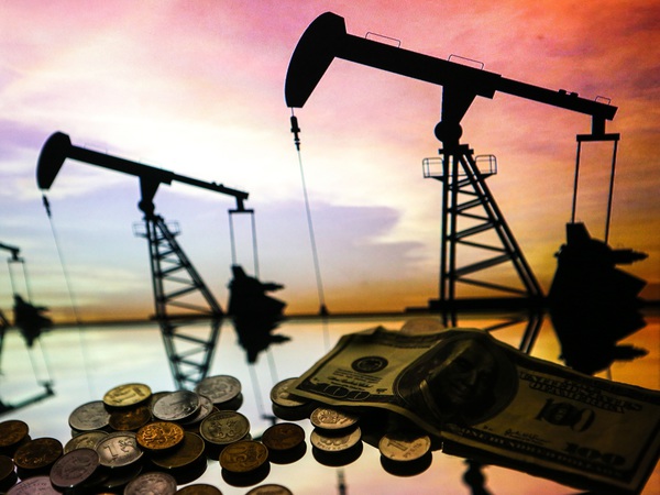 Нефть встала рублю поперек