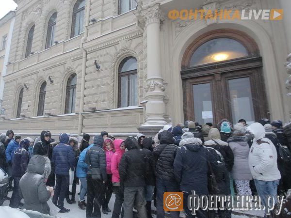 Петербуржцы ночуют у ЗАГСа зимой, чтобы жениться летом