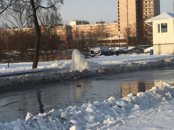 На пересечении Добровольцев и Отважных прорвало трубу