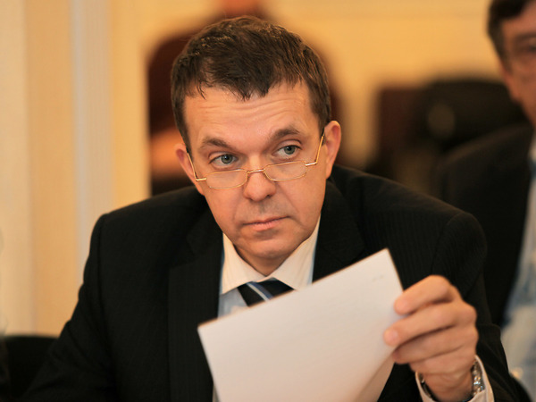 Главу РНБ меняют публично