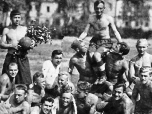 Блокада: Ленинград не умер - Ленинград играет в футбол