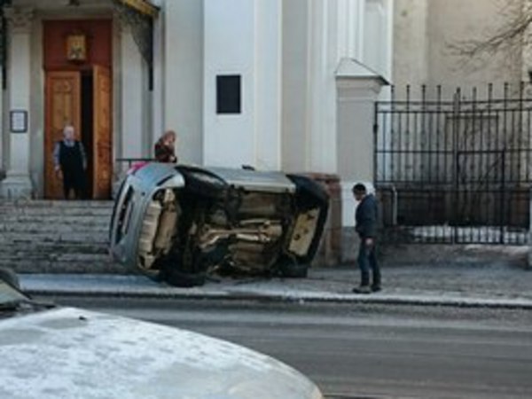 В крыльцо церкви на Васильевском врезалась машина - второй раз за неделю